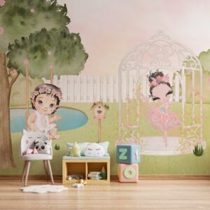 Papel de parede infantil com um jardim encantado, apresentando uma menina sentada sob a árvore e uma bailarina em uma gaiola decorativa.