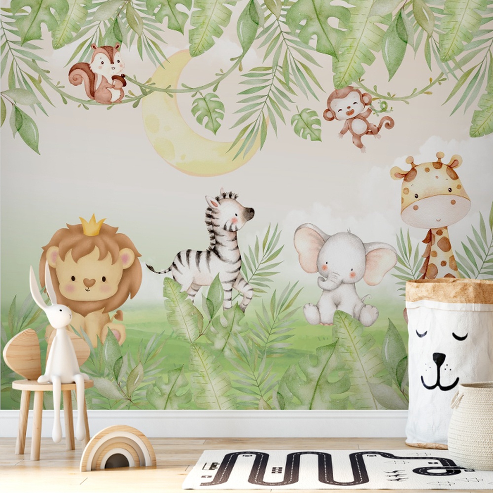 Design de papel de parede infantil com animais fofos como leão, elefante, girafa e zebra, cercados por folhas tropicais e um cenário lúdico.