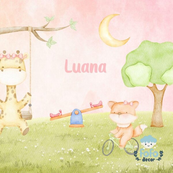 Ilustração aquarelada com girafa em balanço e raposa de bicicleta em um parque infantil, com o nome Luana ao centro.