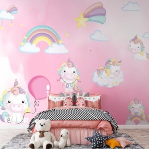 Papel de parede infantil com unicórnios fofos, arco-íris coloridos e nuvens encantadas em fundo rosa.