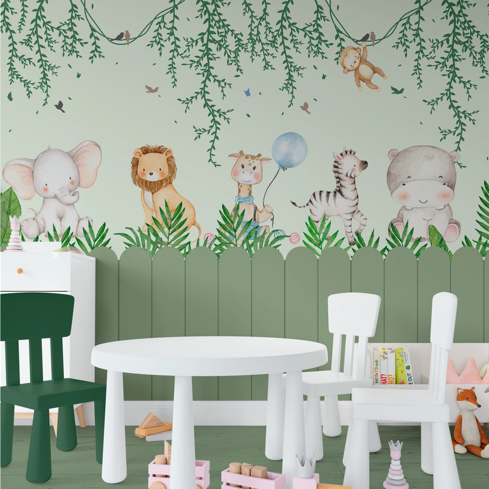 Papel de parede infantil com animais da selva fofinhos, cerca verde e folhagens tropicais.