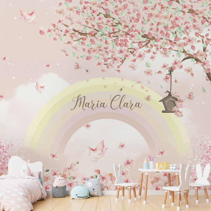 Papel de parede infantil com flores aquareladas, arco-íris suave e nome "Maria Clara" personalizado.