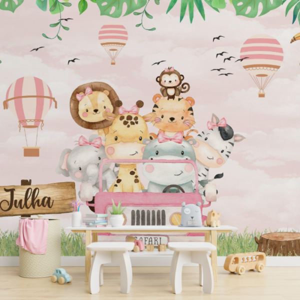 Papel de parede infantil com elefante, girafa, hipopótamo e outros bichinhos em um passeio de aventura