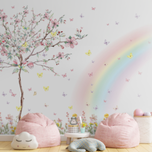 Papel de parede infantil com galho florido, arco-íris suave e borboletas coloridas em fundo branco.