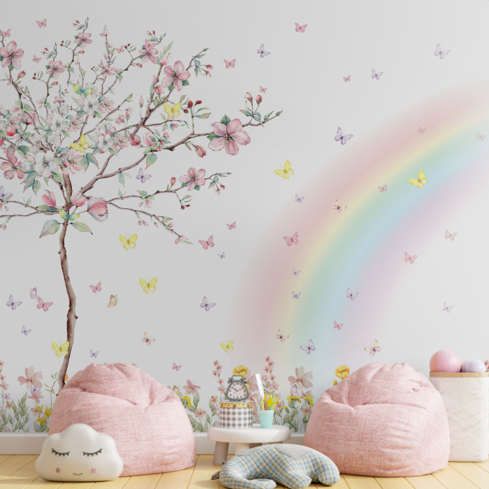 Papel de parede infantil com galho florido, arco-íris suave e borboletas coloridas em fundo branco.