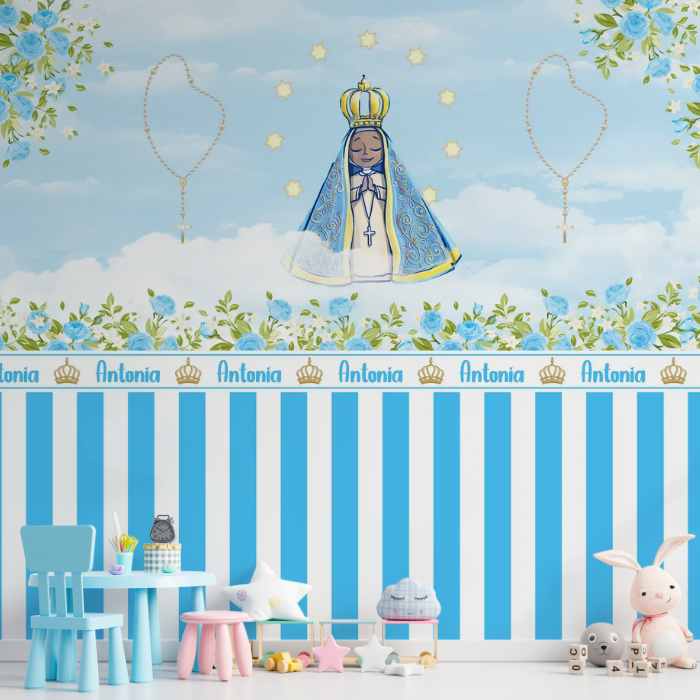 Painel decorativo religioso com imagem de Nossa Senhora, fundo azul celeste e detalhes florais.