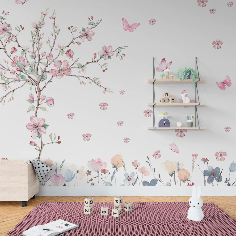 Papel de parede infantil com galho florido, borboletas delicadas e jardim aquarelado.