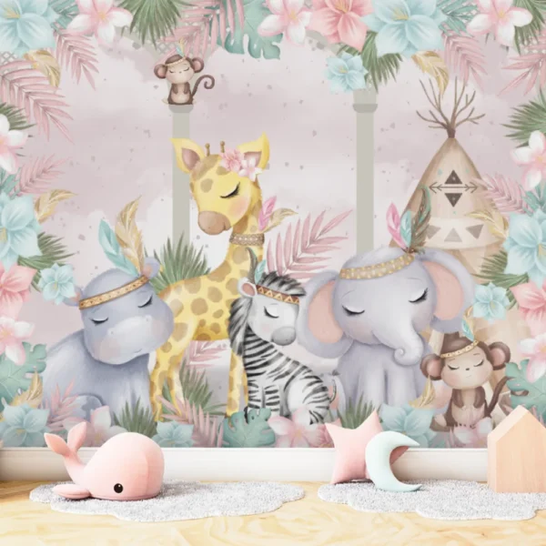 Papel de parede infantil com girafa, elefante, zebra e hipopótamo em um cenário boho com flores e folhagens.