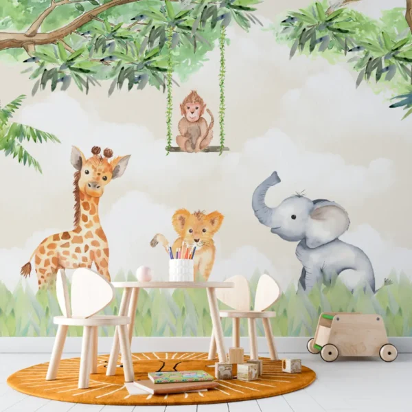Papel de parede infantil com girafa, leão, elefante e macaco em cenário de selva aquarelado.