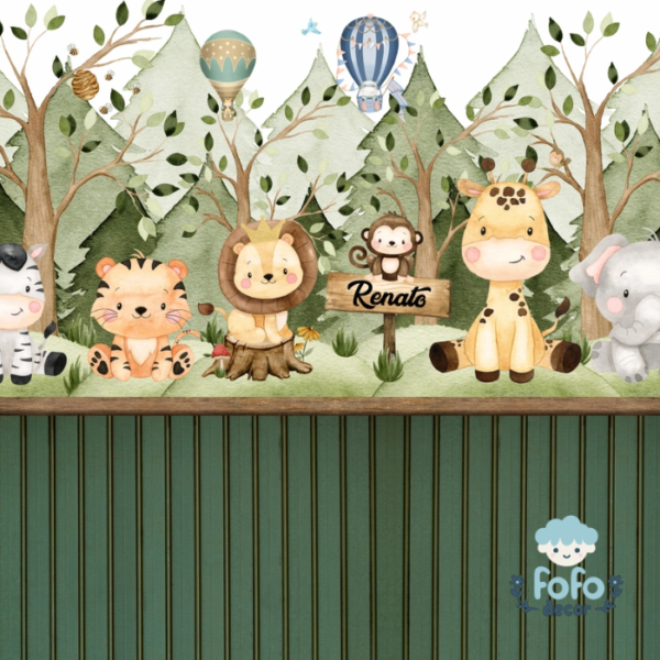 Painel decorativo safari com zebra, leão, girafa, elefante e outros animais em um cenário de floresta.