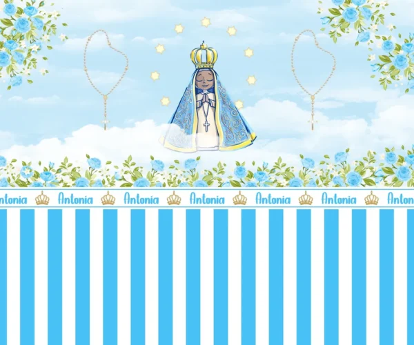 Papel de parede infantil com ilustração mariana, terços em formato de coração e flores azuis.